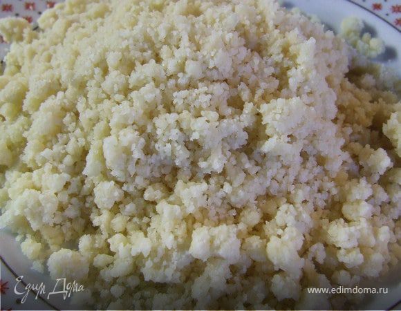 Тесто:
размягченнон масло и муку порубить ножом. Добавить сахар и соду, гашеную уксусом.
Начинка:
Взбить яйца с сахаром, добавить творог и ванилин.