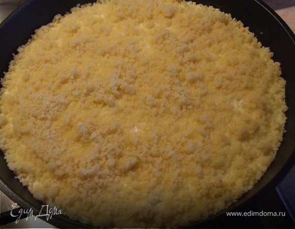 В форму выкладываем 2/3 теста равномерным слоем, затем творожную начинку и снова остатки теста.