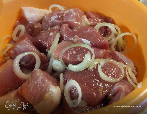 Нарезаем мясо, лук кольцами.