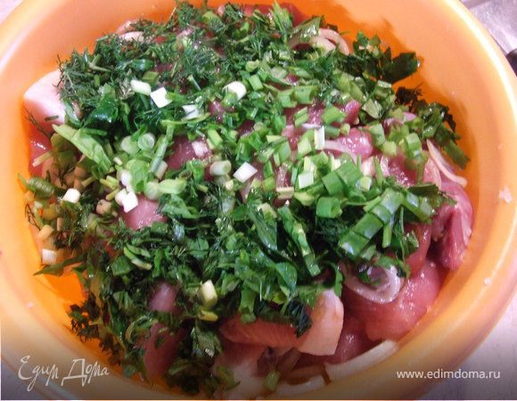 Добавляем зелень, солим, перчим, специи по вкусу.