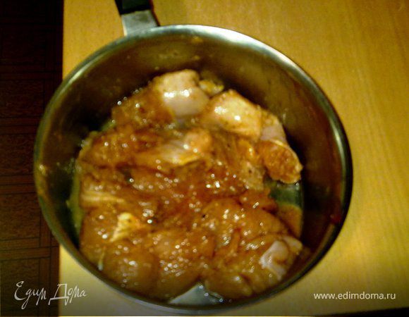 Нарезать филе средними кусочками и отбить. Посыпать перцем и солью по вкусу, полить соевым соусом и добавить кетчуп. Оставить на 30-50 минут.