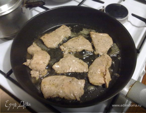 Выложить на сковородку и обжарить с двух сторон без крышки.
Блюдо готово. Украсьте зеленью и ломтиками помидора. Студен сыт - студент счастлив!)