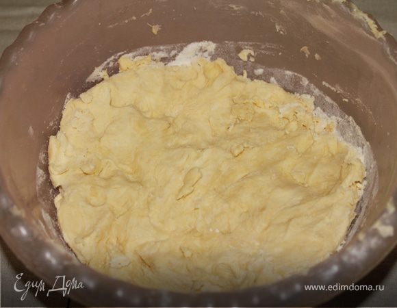 Добавить соль,сметану и растительное масло,замесить тесто.