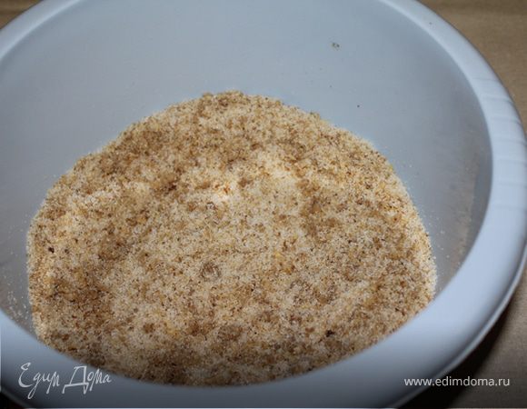 Грецкие орехи с сахаром перемолоть в блендере.