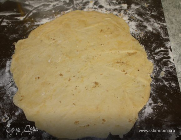 Раскатать тесто в круг толщиной в 0,5см.