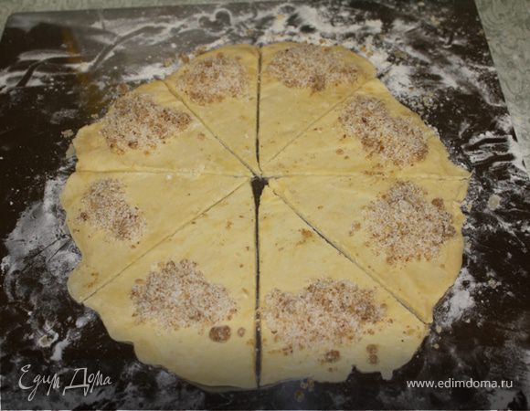 На каждый треугольник выложить начинку(грецкие орехи+сахар).