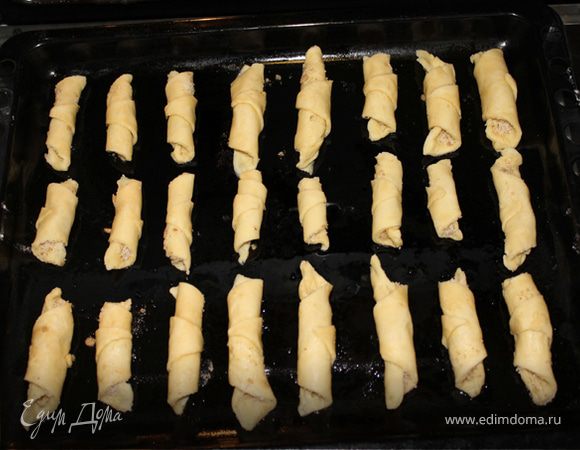 Разогреваем духовку до 180*С.
На смазанный противень растительным маслом выкладываем печень,и выпекаем до золотистого цвета(примерно 20минут)