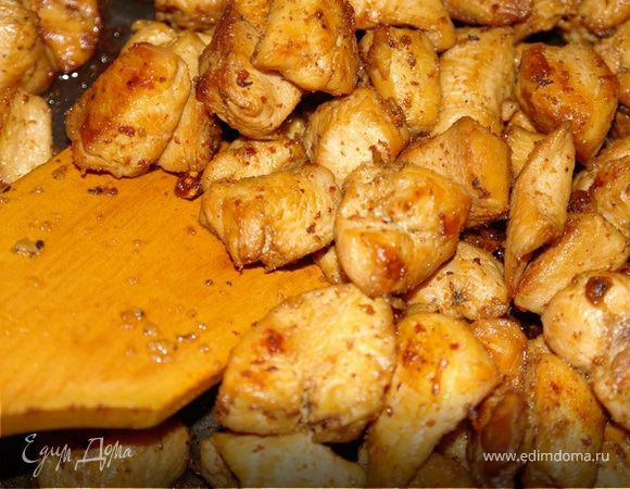 На сковороде разогреть сливочное и подсолнечное масло, выложить смесь курицы и маринада. На сильном огне выпарить соевый соус и прожарить курицу до золотистой корочки. Готово!