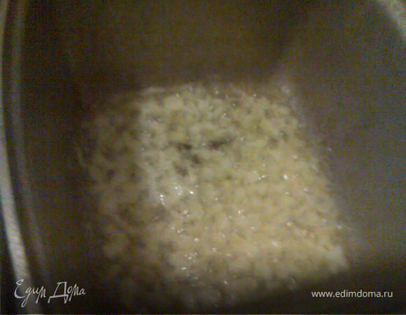 Прежде всего промываем рис, чтобы уменьшить содержание крахмала. Процеживаем и даем немножко подсохнуть.
Мелко нарезанный лук поджариваем на масле в глубокой кастрюле на маленьком огне - до 10 минут. Важно следить за тем, чтобы лук только немножко приобрел золотистый цвет - пережаривать нельзя! Добавляем гвоздику и перемешиваем минутку-две.
