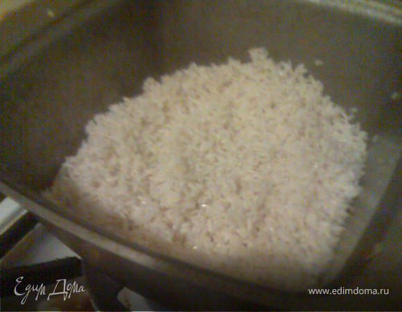 Добавляем в кастрюлю рис,при желании - куркуму. 