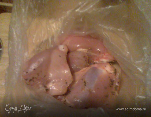 Куриные бедрышки тщательно моем, очищаем от шкурки.
Делаем сухой маринад - смешиваем ингредиенты, для этого предназначенные , натираем ими куриные бедрышки, плотно запаковываем в пакет и отправляем в холодилиник минимум на час.