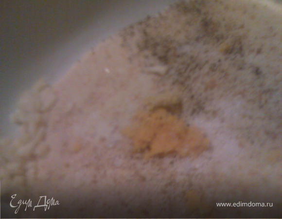 Готовим панировку: смешиваем сухари, цедру, соль, перец, петрушку, мелко нарезанный чеснок и 2 ложки масла.  