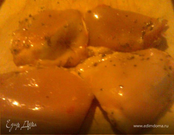 Бедрышки смазываем растительным маслом - для того, чтобы панировка лучше держалась.