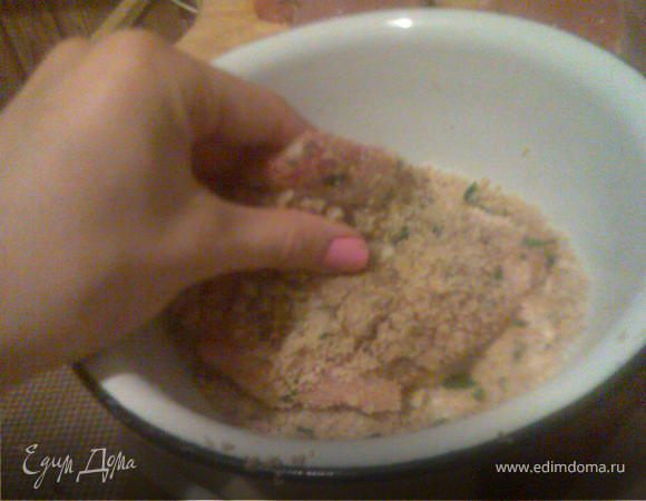 Обваливаем курятину в панировке так, чтобы она прилегала со всех сторон. При необходимости немножко прижимаем пальцами.