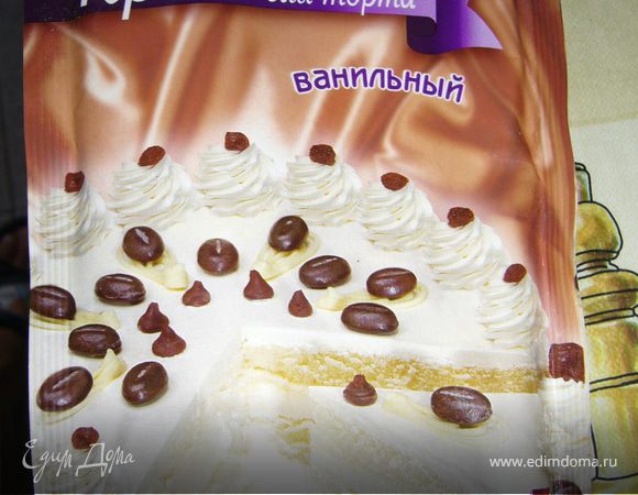 Приготовить крем. Я брала готовую смесь. Сделать 2 порции крема. В одну добавить пропущенный через мясорубку чернослив.