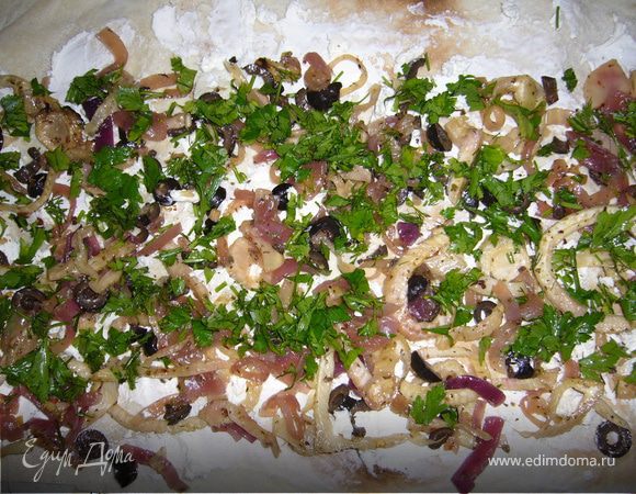 Фенхель нарезать кольцами и полить его оливковым маслом, перемешать. Застелить решетку (которая в духовке)пергаментом и выложить на нее фенхель. Запечь в духовке до золотистого цвета (но чтобы не подгорел!)
Лук нарезать полукольцами, разогреть на сковородке сливочное и оливковое масло, добавить лук и сахар, слегка закарамелизировать , присыпать прованскими травами, посолить.
 Оливки нарезать кусочками, добавить 2 ст.л. оливкового масла, сок ½ лимона, соль, перец, перемешать, чуть раздавливая оливки, чтобы они отдали свой аромат.
Смешать запеченный фенхель, карамелизированный лук, залить заправкой из оливок.
Расстелить лаваш, обильно смазать его брынзой или сыром «Фета» (можно любым  творожным сыром). Выложить  салат из фенхеля, присыпать рубленой зеленью и свернуть рулетом. Нарезать порционными кусочками и обжарить на оливковом масле.
Пока горячий, можно натереть корочку лаваша чесноком. 
