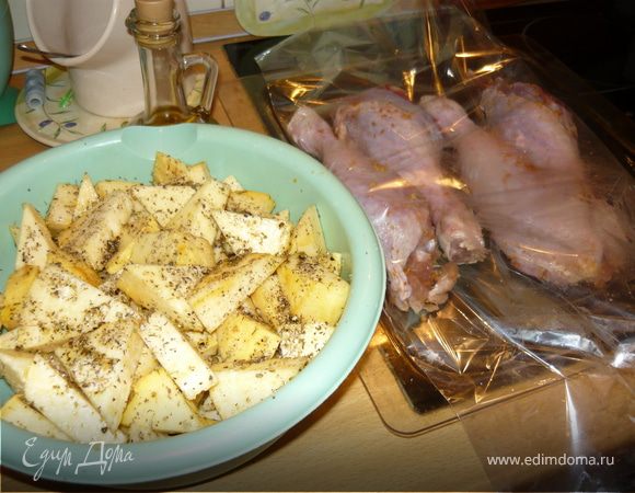 Натерла голени индейки ароматной солью "оранжевое настроение" от Denis http://www.edimdoma.ru/recipes/14392 Нарезала треугольниками репу и брюкву, посолила обычной солью, посыпала перцем, добавила смесь любимых травок (у меня были травы итальянской кухни), полила оливковым маслом, настоянным на чесноке.