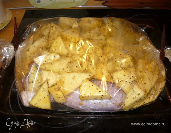 Все вместе положила в рукав для запекания. Запекала в духовке при температуре 220 градусов в течение полутора часов. Пикантный вкус брюквы и репы весьма удачно дополнили индейку, у которой появился необычный аромат оранжевого настроения.