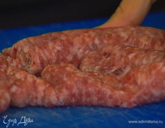 С колбасок снять оболочку, фарш слегка размять ножом.