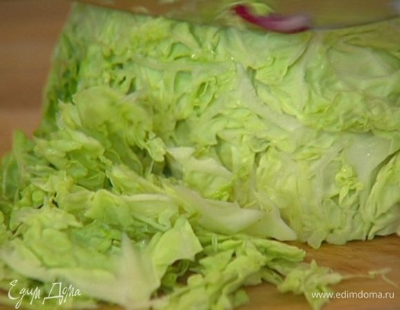 Савойскую капусту и радиккио нашинковать. 