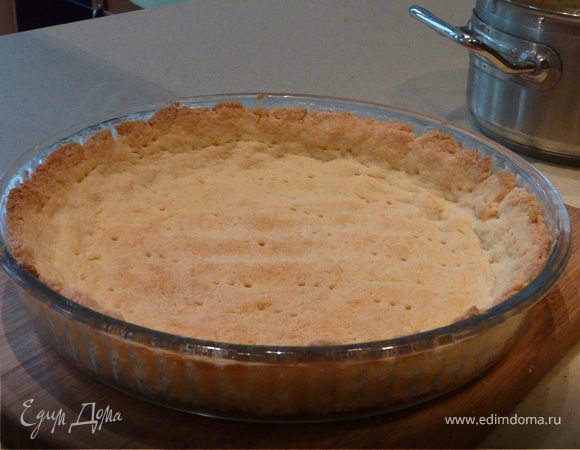 Тесто. Можно не мучиться и взять пласт слоеного теста и красиво завернуть края за борт. Получается тоже очень хорошо и быстро. А можно сделать это. В блендере смешать муку, соль, сахар. Добавить кусочки масла, а потом 1 яйцо. Равномерно распределить тесто по форме (любая форма для пирога), потыкать вилкой и остудить 30 минут. Духовка 185 С, на 15-20 минут.