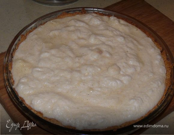 Начинка. Молоко с корицей поставить на водяную баню(или в кастрюлю с антипригарным). Отдельно смешать соль, сахар и крахмал с каплей молока. Вмешать аккуратно в молоко в кастрюле и помешивая еще немного подержать на плите. Снять. Добавить масло. Остудить и добавить сначала отдельно взбитые желтки, потом белки. 