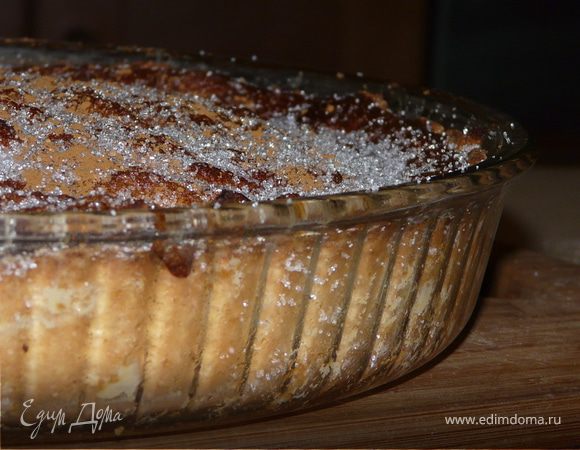 Наполнить тесто молочной смесью. Печь ок. 20 минут при 200С и 10 минут при 175С. Если сильно темнеет, поставить вниз деко с водой (и потыкать спичкой верх).
При подаче посыпать корицей с сахаром. Хорошо подходит к кофе. И, в принципе, можно начинку использовать для фруктовых десертов (без добавления яиц).