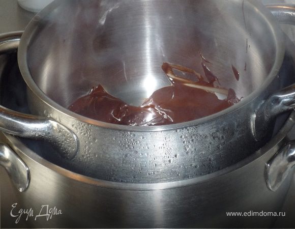 Шоколад поломать на кусочки и растопить на водяной бане. Масло, порезанное на куски, и сахар добавить к шоколаду, растопить. Снять с огня.