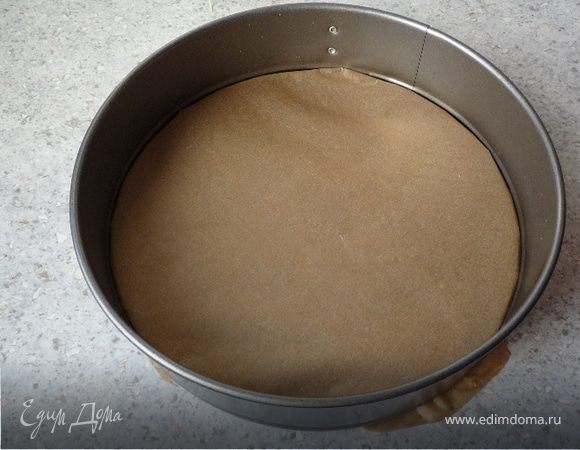 Включить духовку на 180°C. Дно разъемной формы выложить бумагой для запекания.