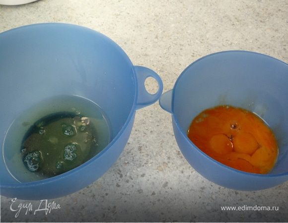 Отделить белки от желтков.