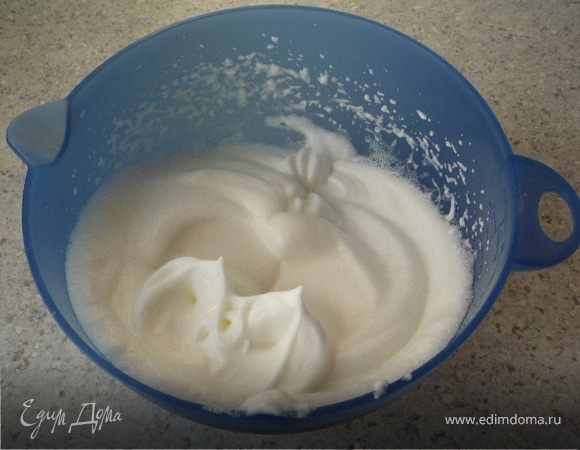 Белки взбить в густую пену.