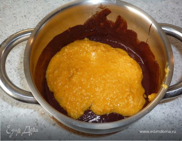 Желтки перемешать, добавить к ним молотого миндаля.
В шоколадную массу осторожно вмешать желтки с миндалем...