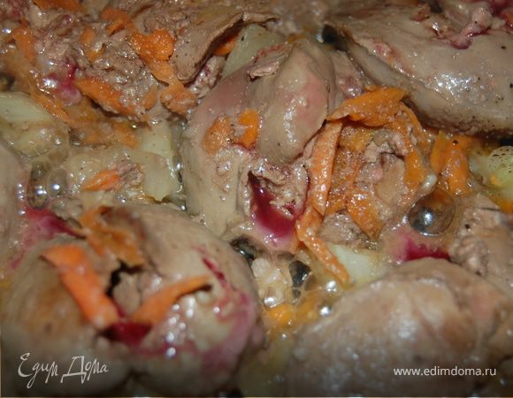 Сначала делаем паштет. Я взяла куриной печени, морковку, тертую на крупной терке, лук репчатый и чеснок, мелко нарезанные,  и обжарила на сковородке.  Для паштета куриную печень надо жарить тщательно. В самом конце, минуты за 3 я добавила соль, перец черный и мускатного белого вина – грамм 30. 