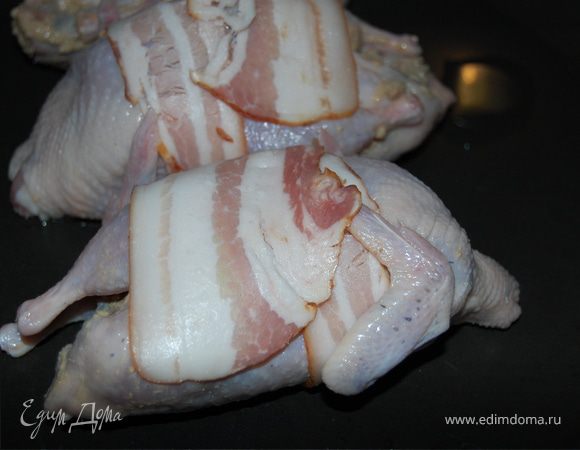 Жарим на сковородке мелко порезанные шампиньоны. затем добавляем их к паштету.Для нашей начинки паштета и грибов надо совсем немножко, т.к. перепелки очень маленькие, много не влезет.Берем перепелов, аккуратно начиняем их паштетом, оборачиваем беконом,  я подоткнула его под крылья, чтоб не развернулся, и отправляем на сковородку обжариваться со всех сторон. Когда образовалась золотистая корочка, отправляем сковороду с перепелами в духовку,  разогретую до 200 градусов, и готовим еще минут 20 - 30, поливая образовавшимся соком. На гарнир я приготовила "ризотто на скорую руку" из оставшихся ингредиентов,http://www.edimdoma.ru/recipes/15154. Приятного аппетита! 
