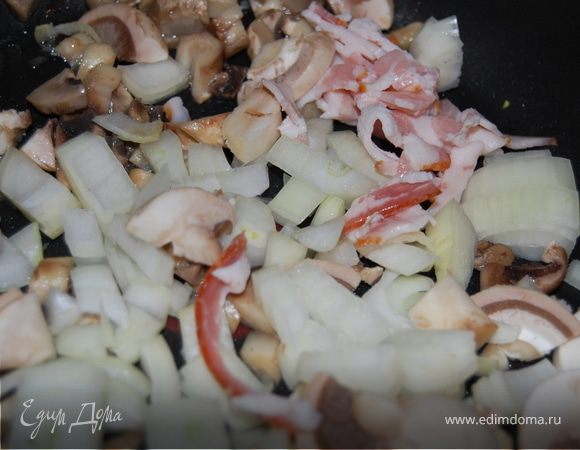 ставим рис вариться до состояния "аль денте". Тем временем на сковороде обжариваем мелко порубленный бекон, затем туда же добавляем нарезанный репчатый лук и шампиньоны, продолжаем обжаривать минут 5-10.