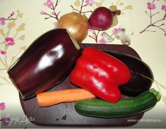 Моем и чистим овощи, лук и чеснок. Овощи режем кубиками, так же лук, чеснок мелко нарезаем.