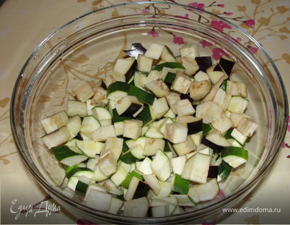 Цукини и баклажаны укладываем в глубокую посуду и обильно присыпаем морской солью, чтобы ушла горечь. Через минут 10 промываем овощи от соли. Укладываем цукини, баклажаны, морковь в форму для запекания, слегка подсаливаем, добавляем оливкового масла и запекаем пол часа. 