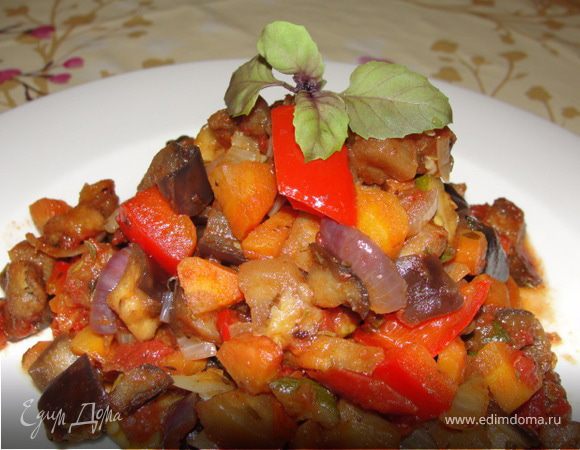 После этого достаём овощи из духовки, тщательно перемешиваем, добавляем помидорки, лук, чеснок и болгарский перец и травы, подсаливаем по вкусу. И отправляем ещё на 30-45 минут в духовку. Если овощи пропеклись, то блюдо готово. Рататуй так же можно приготовить в сковороде, но по-моему в духовке он получается ароматнее и вкуснее!