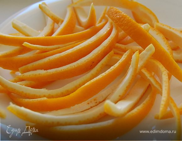 Апельсиновые корки порезать тонкими полосками вдоль (шириной 4-5мм). 