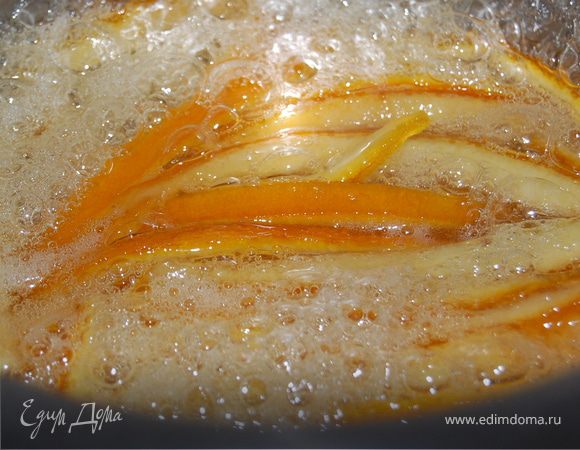 Далее засыпаем сахар в кастрюлю , заливаем  водой -200мл. Ставим на огоньи доводим до кипения,помешивая. Как только сахар полностью растворится, убавляем огонь до минимума ,корки  выкладываем в сироп , и варим их около 1 часа, периодически помешивая и следя за количеством сиропа в кастрюле.К    концу варки сироп должен полностью вывариться.