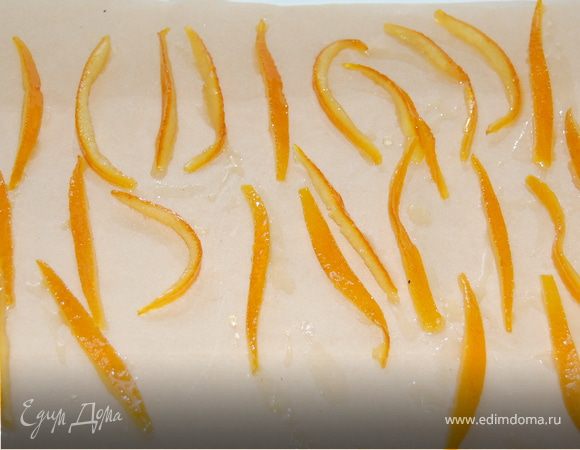 Как только наши "полоски-корочки" будут готовы,аккуратно выкладываем их на пергамент по одной,так чтобы они не соприкасались друг с другом, стряхивая  излишки сиропа в кастрюлю.  И дать им полностью остыть.