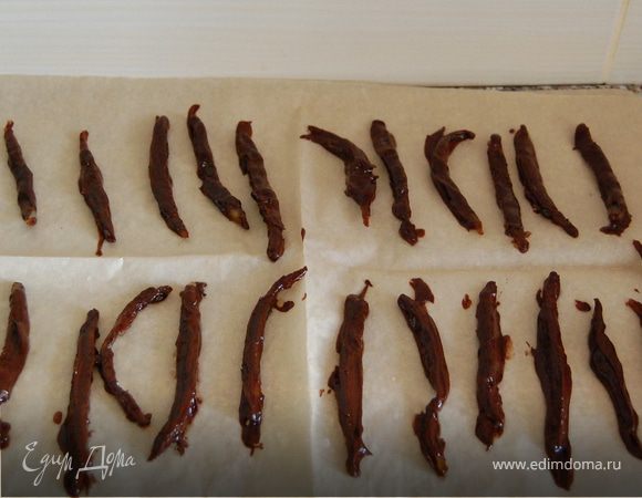 Шоколад со сливочным маслом растопить на водяной бане . Перемешаем до  однородного состояния. И начинаем  по одной обмакивать корки в шоколадной глазури и выкладываем на новый лист пергамента. Дать «схватиться» при комнатной температуре, и убираем в холодильник до полного застывания. 
