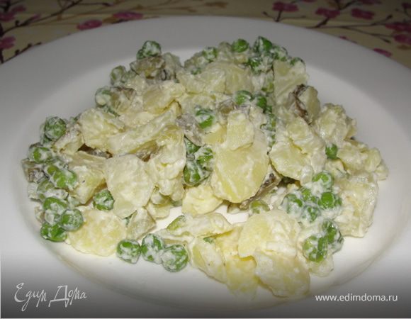 Отварной картофель режем кольцами. Мелко кубиками режем лук и огурчики. Укладываем в глубокую посуду. В небольшой чашке смешиваем  венчиком майонез и немного огуречного рассола, солим перчим по вкусу. Заливаем заправкой картофель, огурчики и лук. Хорошо перемешиваем.
Если кто-то любит, добавляем отварной горошек или каперсы, но это уже другой вариант. Приятного аппетита!