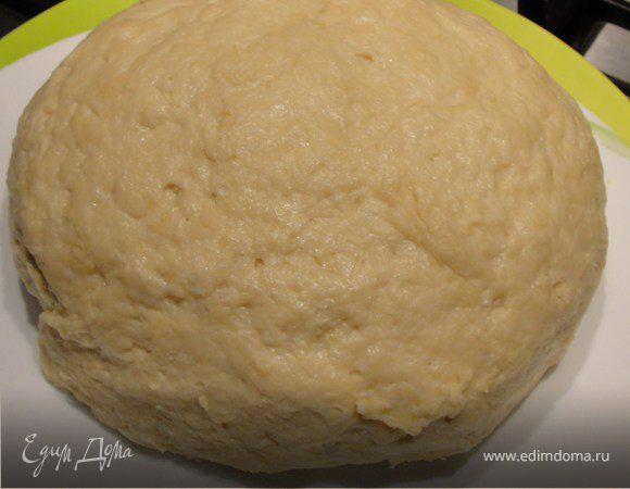 Масло растираем с сахаром. Добавляем яйца, сметану, соду и муку. Тесто должно быть как мягкий пластилин.