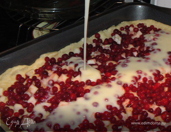 Тесто разравниваем на противне руками , делаем бортик высотой 1,5-2 см.Прямо на тесто выкладываем нарезанное маленькими кубиками яблоко(без кожицы). Сверху высыпаем бруснику слоем в одну ягодку. 