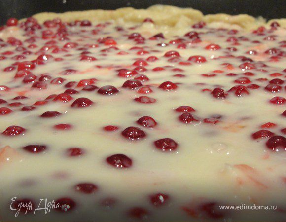 для крема: яйцо смешиваем с сахаром, сметаной, мукой. Все слегка взбиваем, чтобы растворился сахар. Заливаем начинку.