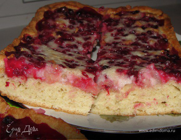 Ставим пирог в разогретую до 180С духовку, выпекаем до готовности. Крем достаточно сладкий, он как бы обволакивает каждую ягодку.