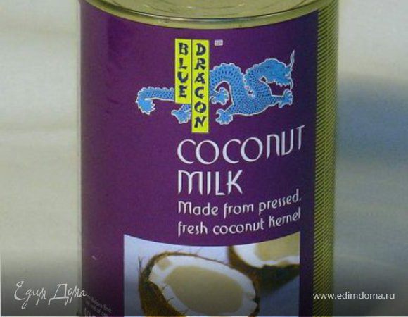 Морковь и лук пассеровать в кастрюле для супа 1 минуту, добавить туда морепродукты, жарить 1 минуту, залить 1 литром кипятка, добавить 1 банку консервированного кокосового молока, посолить, добавить порезанный перец чили, можно и острую азиатскую приправу (если суп будут есть дети - чили и острые приправы можно не добавлять), варить 3 минуты.
Овощи порезать, положить в суп вместе с тонкой рисовой лапшой, довести до кипения, украсить мелконарубленной кинзой. Посолить или добавить соевый соус, в конце варки можно выдавить в суп половинку лайма, он придаст блюду настоящий тайский вкус.