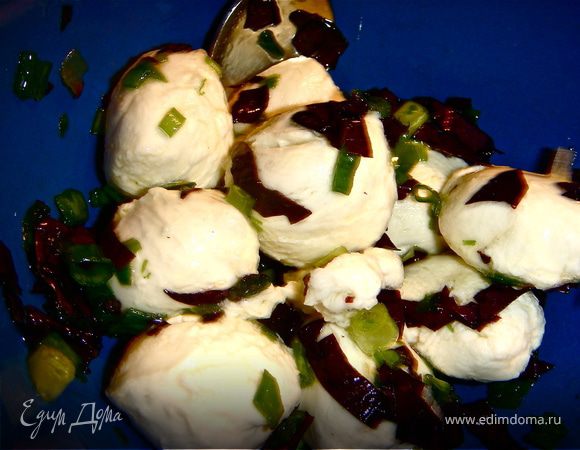 Мелко нарубить зелень. К боккончини добавить масло, петрушку, шнитт-лук, соль и перец. Накрыть и поставить в холодильник минимум на 1 час, а лучше на ночь.