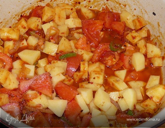 Затем помидоры и картошку, посолить, долить немного воды (так, чтобы не прилипло) и тушить до готовности картошки (накрыть). В конце добавить болгарский перец, несколько минут потушить и положить йогурт, дождаться, пока он прогреется, размешать и выключить (не доводить до кипения, а то он свернется). При подаче посыпать зеленью. Получается остро, с лепешками очень хорошо.
